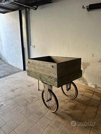 Caretto vintage d’epoca in legno con ruote a raggi