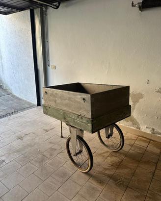 Caretto vintage d’epoca in legno con ruote a raggi