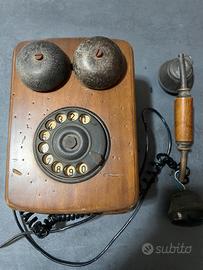 Vecchio telefono da parete