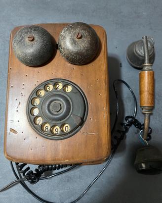 Vecchio telefono da parete