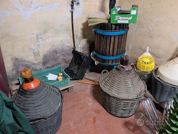 Torchio in legno, pistatrice e damigiane