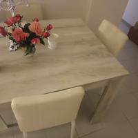 tavolo come nuovo con 4 sedie 