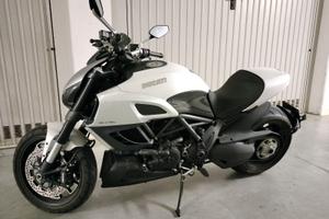 Ducati Diavel 2012 - bianca