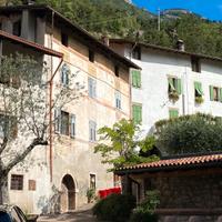 Edificio da ristrutturare con orto e bosco