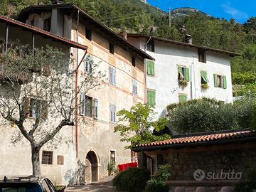 Edificio da ristrutturare con orto e bosco