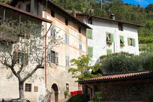 Edificio da ristrutturare con orto e bosco