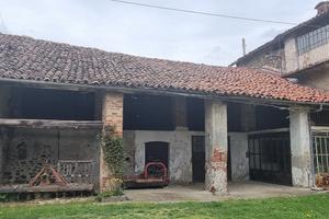Fabbricato rurale con ampio terreno