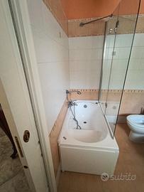 Vasca da bagno Acqualife con vetro paraschizzi. 