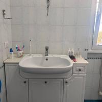 Mobile bagno con lavandino e specchio