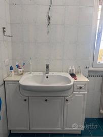 Mobile bagno con lavandino e specchio