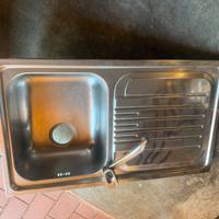 Lavandino in acciaio