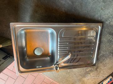 Lavandino in acciaio