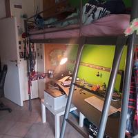 Letto a castello con materasso e scrivania