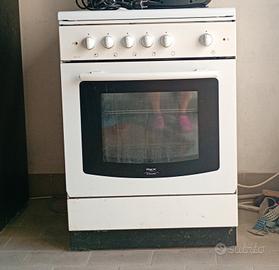  Cucina a gas con forno elettrico.