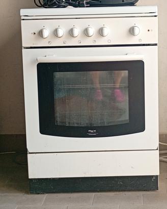  Cucina a gas con forno elettrico.