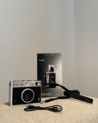 Fujifilm Instax mini Evo - nera + polaroid