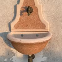 Fontana a parete in pietra