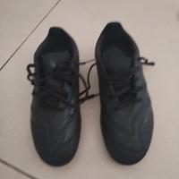 scarpe da calcio nere con tacchetti 
