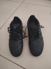 scarpe da calcio nere con tacchetti 