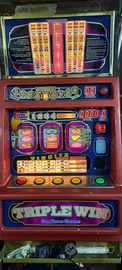 Slot machine a rulli con leva laterale