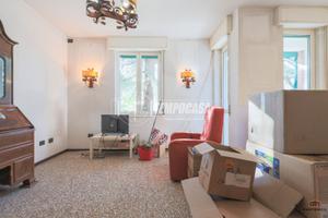 AMPIO 5 LOCALI AL PIANO RIALZATO CON CANTINA