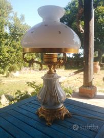 Lampada da tavolo vintage in ceramica bianca e oro