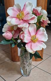 Vaso vetro con motivo in argento e fiori finti 