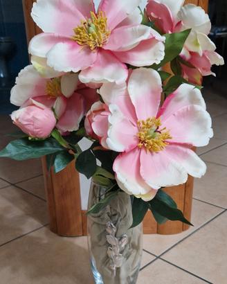 Vaso vetro con motivo in argento e fiori finti 