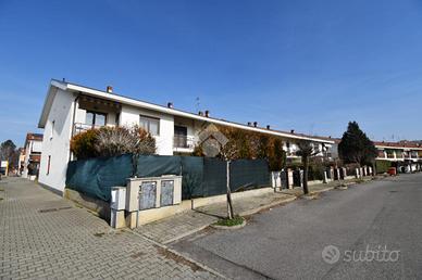 VILLA A SCHIERA A IVREA