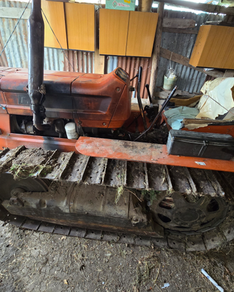 Vendita di trattore cingolato + 4 attrezzi