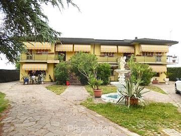 Abitazioni con giardino, capannoni, terreno agrico