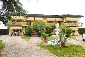 Abitazioni con giardino, capannoni, terreno agrico