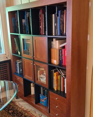 Libreria in legno con ruote