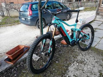 Devinci AC XT è una e-mountain bike (e-MTB)