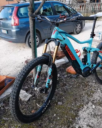 Devinci AC XT è una e-mountain bike (e-MTB)