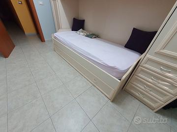 Letto completo di materasso.