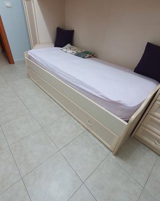 Letto completo di materasso.