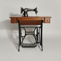 Macchina da cucire d'epoca NECCHI con mobiletto or
