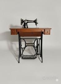 Macchina da cucire d'epoca NECCHI con mobiletto or