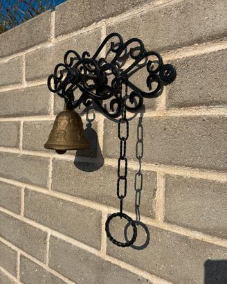 Campana antica di bronzo con struttura in ferro