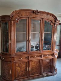 Vetrina In Noce con tavolo e 5 sedie annesse