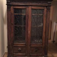 Libreria antiquariato con vetrinetta e decori