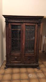 Libreria antiquariato con vetrinetta e decori