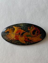 Spilla russa laccata dipinta a mano – Fedoskino