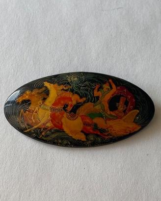 Spilla russa laccata dipinta a mano – Fedoskino