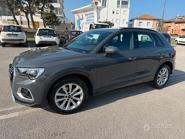 Audi Q3 grigia