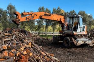 Escavatore gommato FAI 900