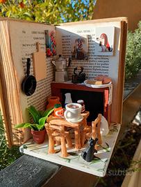 Libro con all'interno mini cucina.