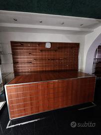 Bancone e pareti espositive per negozio