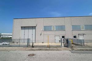 Immobile di 400 m² con 1 locale a Tricerro